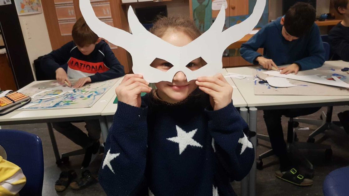 kind.jpeg – Masken basteln mit den Kindern aus der Schule Tanegg.